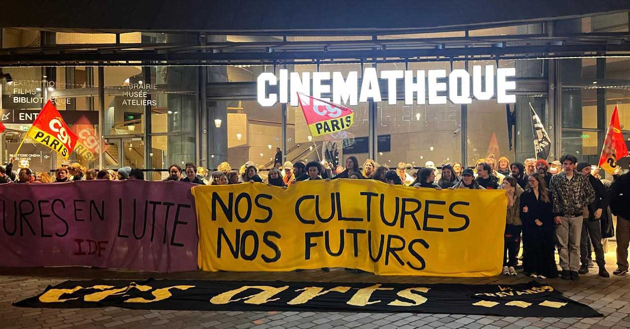 Cérémonie des crev-art actuellement en cours à la cinémathèque de Paris ! Elle est occupée pour réaliser notre contre cérémonie ! On lâche rien ! 